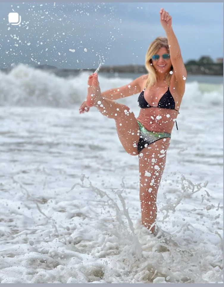 Debora hot bikini milf tv reporter captured robber image 10