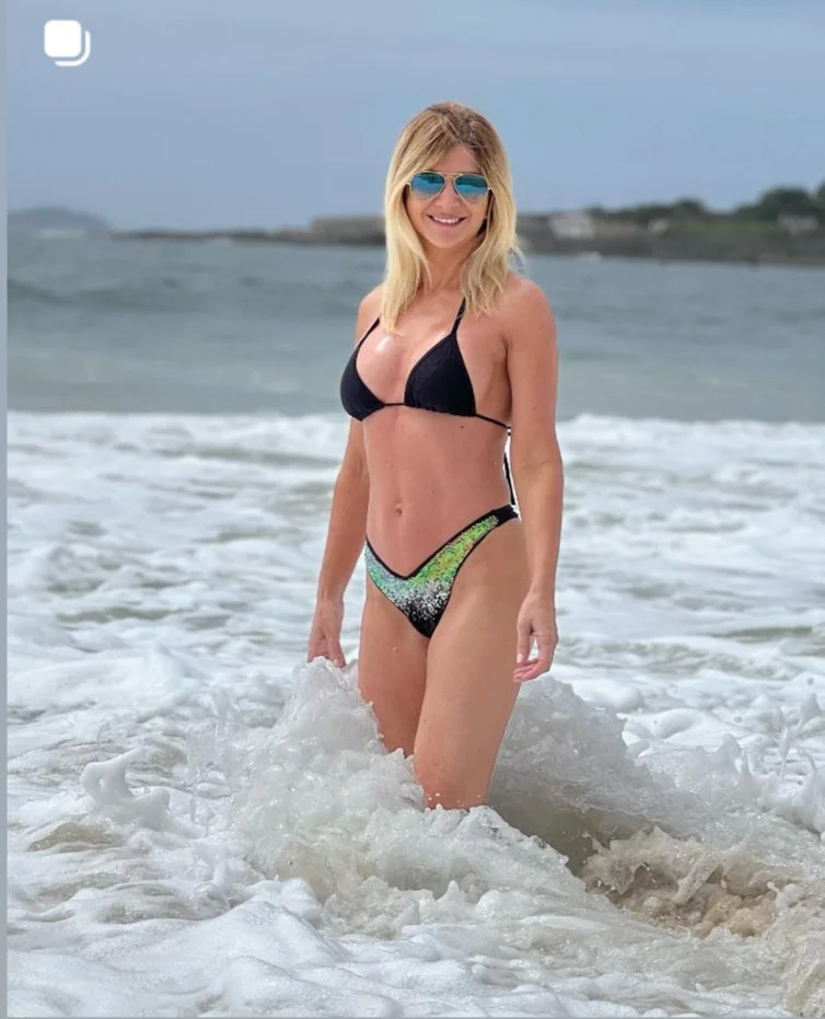 Debora hot bikini milf tv reporter captured robber image 6