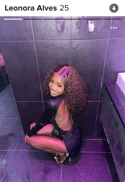 Ela sabe como tirar fotos cover image