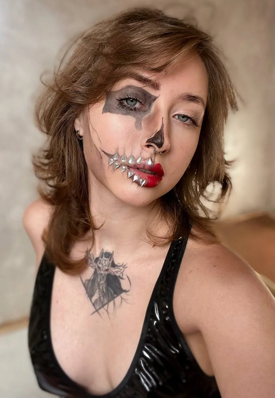 Naughty Teen in Latex suit wants to play image 2