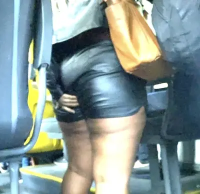 Flagra gostosa conferindo se o Shortinho está atolado da bunda grande cover image