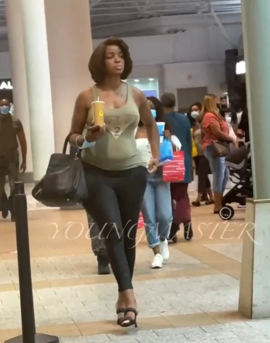 Black milf asscrack image 1