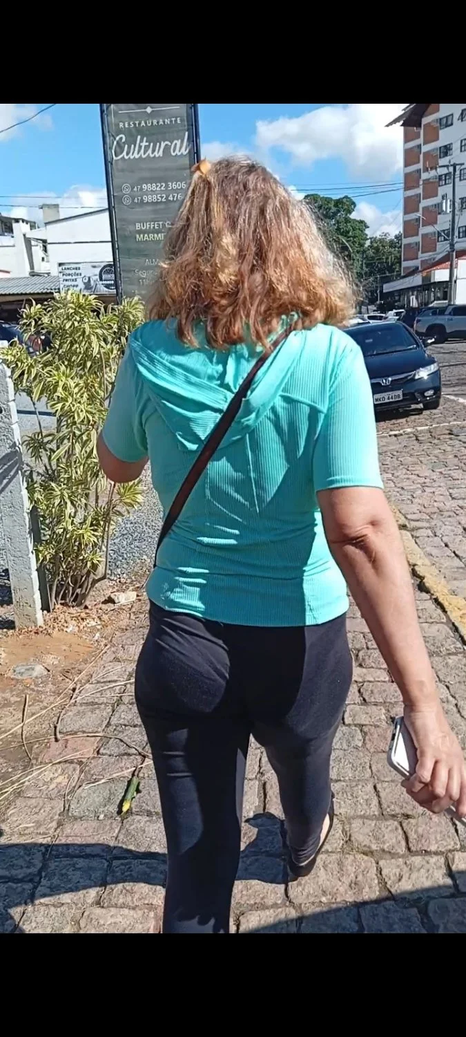 Coroa puta engolindo a leg com o rabo image 3