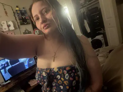 Loira gordinha se acaba de se masturbar o consolo cover image