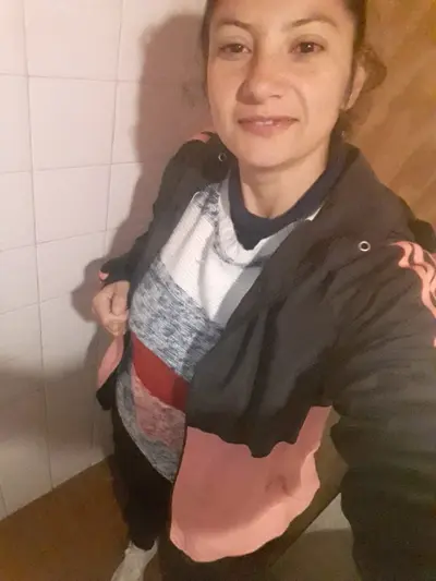 Baixa renda gosta de se masturbar com pente na buceta e escova no cu cover image