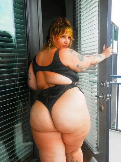 Some say she’s ugly/bummy but idc. She’s stacked! Enjoy a clip of her cutting grass with her ass out cover image