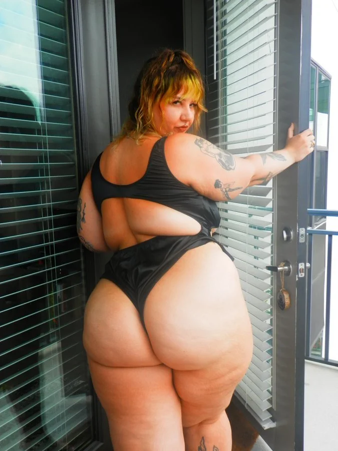 Some say she’s ugly/bummy but idc. She’s stacked! Enjoy a clip of her cutting grass with her ass out main image