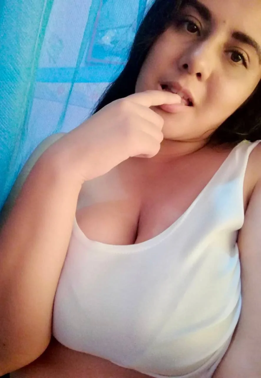 Rica chichona para sacarte la leche image 5