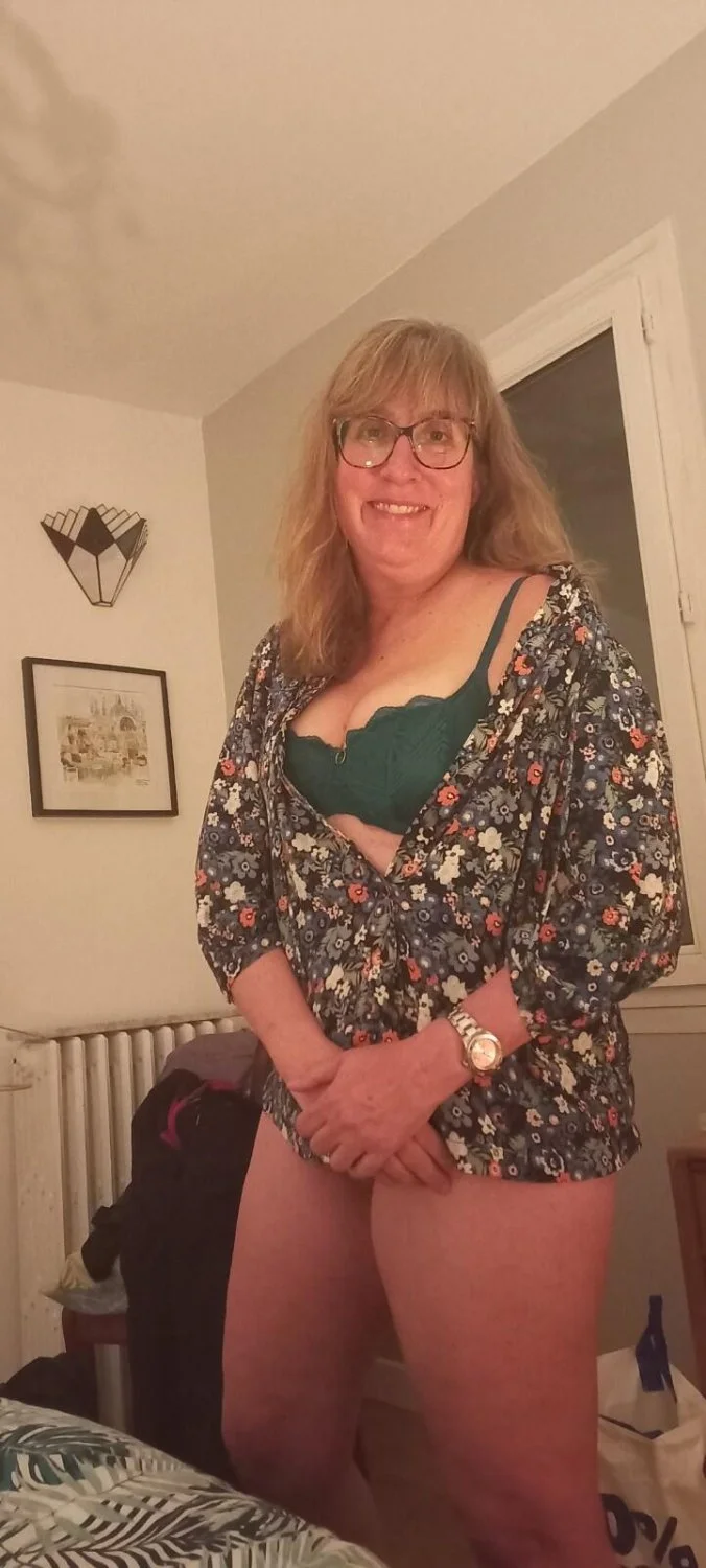 Full Frontal Nude Stephanie image 17