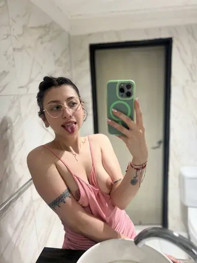 Mais uma puta rabuda que teve os nudes vazados aqui no erome cover image