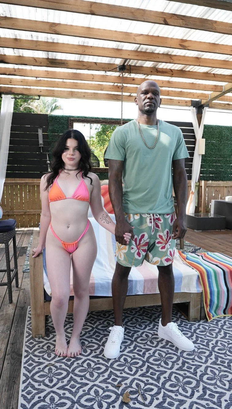 Acho que todo homem negro deveria ter uma enteada branca, só negros sabem educar uma mulher branca main image