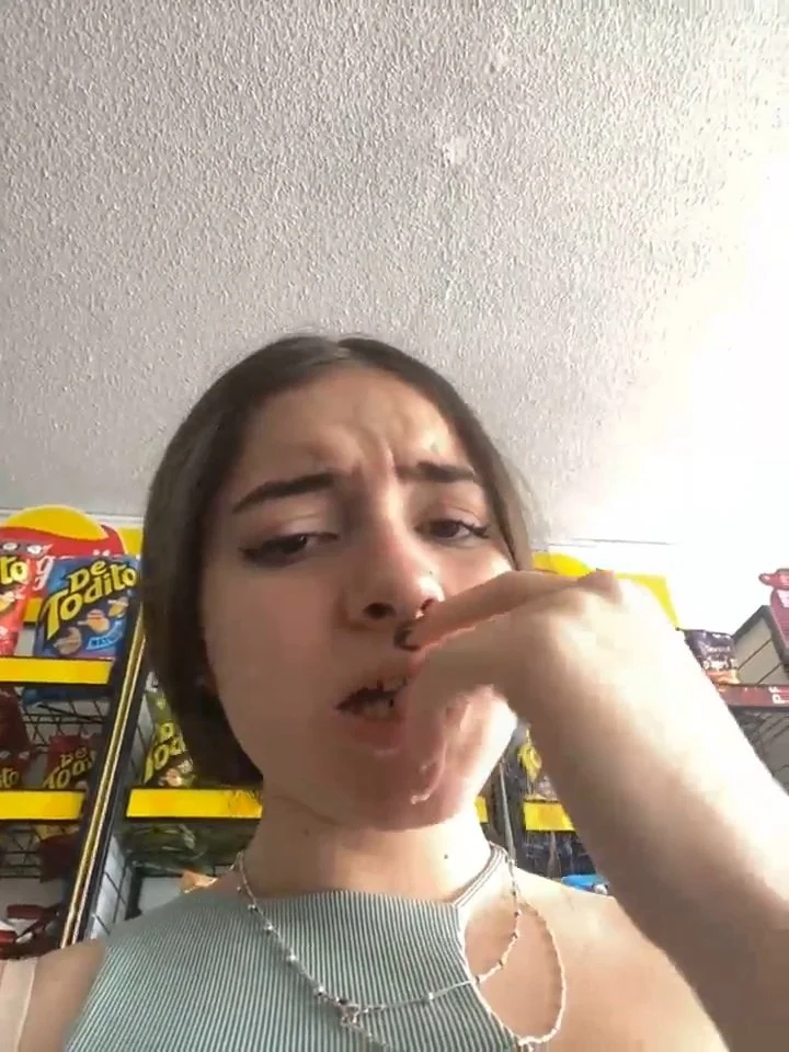 Vendedora fazendo Live image 3