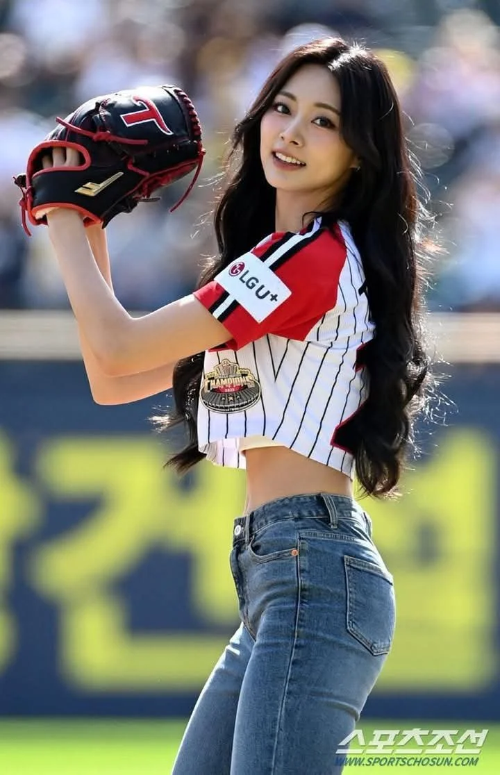 Tzuyu (Twice) Pictures 22 image 3