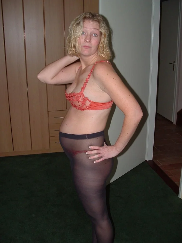 Pregnant amateur mom Hiltrud naked image 5