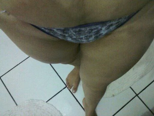 Lenninha foi mandar fotos pro amigo do sobrinho e vazou a putinha velha main image