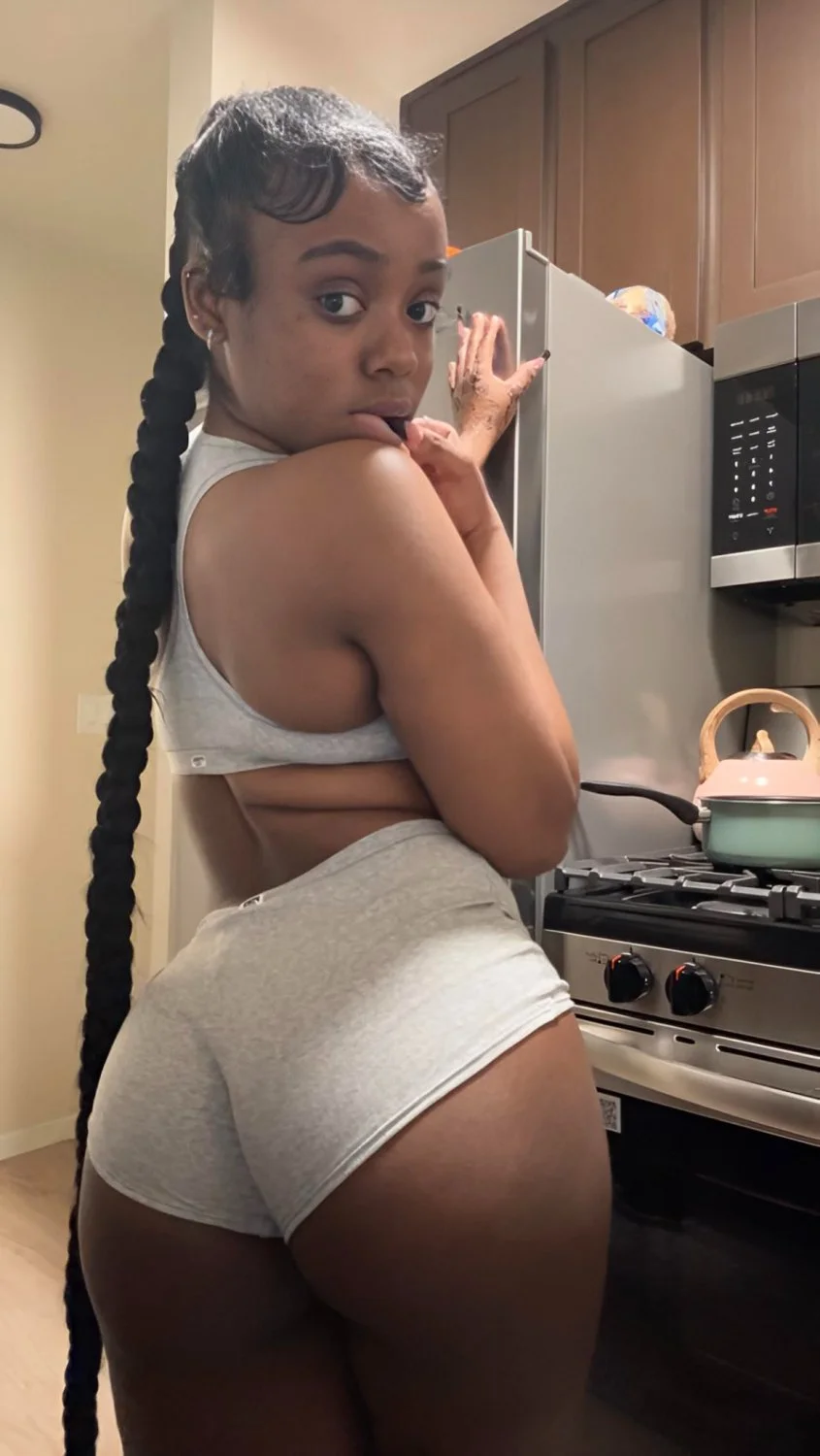 Slim thick ebony thot Leeka image 9