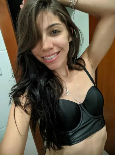 Novinha casada já é mãe...mais a xoxota carnuda sente falta de pinto...apagou o fogo com pepino cover image