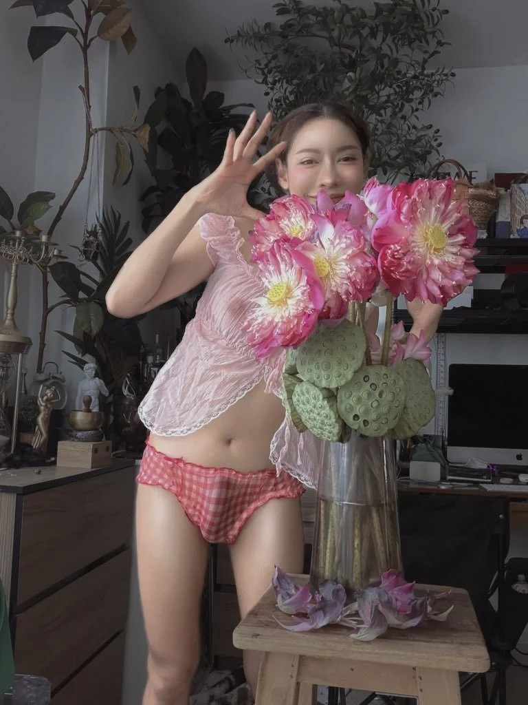 Beautiful LadyBoy Fucking - Queen image 8
