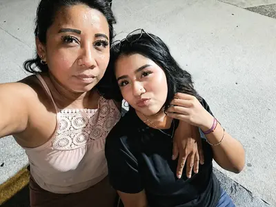 Que les parece madre e hija cuántas vergas creen que aguanten ellas cover image