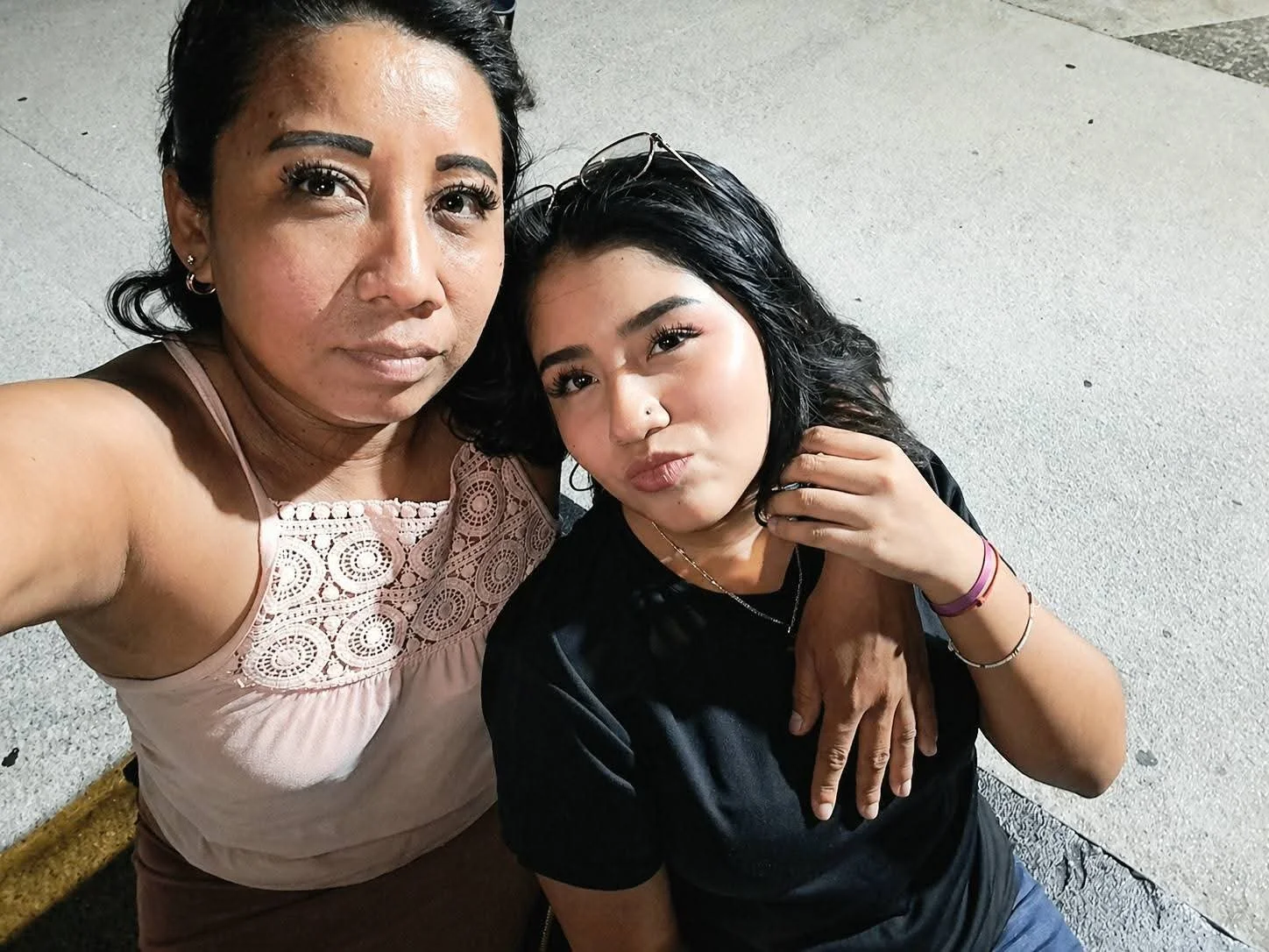 Que les parece madre e hija cuántas vergas creen que aguanten ellas main image
