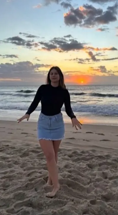 Priminha gostosa e safada na praia cover image