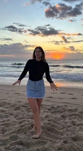 Priminha gostosa e safada na praia main image