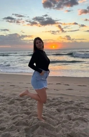 Priminha gostosa e safada na praia image 4