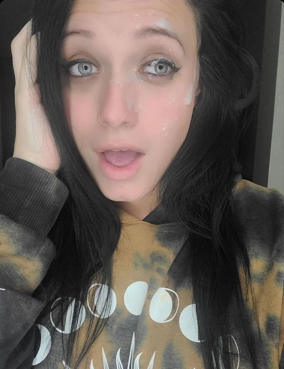 Brunette slut loves her facials image 6