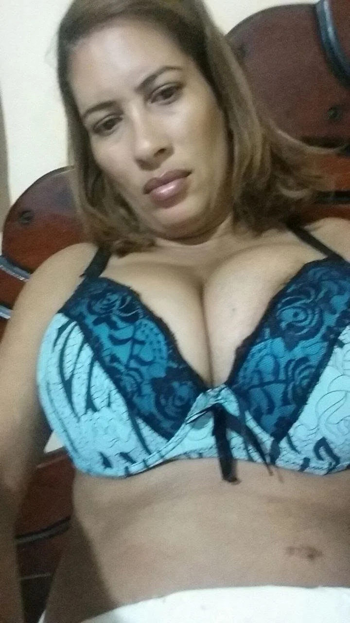 Diz ser crente no off e uma putinha image 3