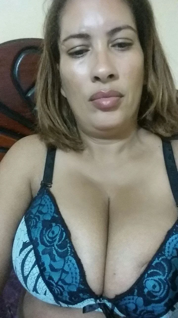Diz ser crente no off e uma putinha image 4