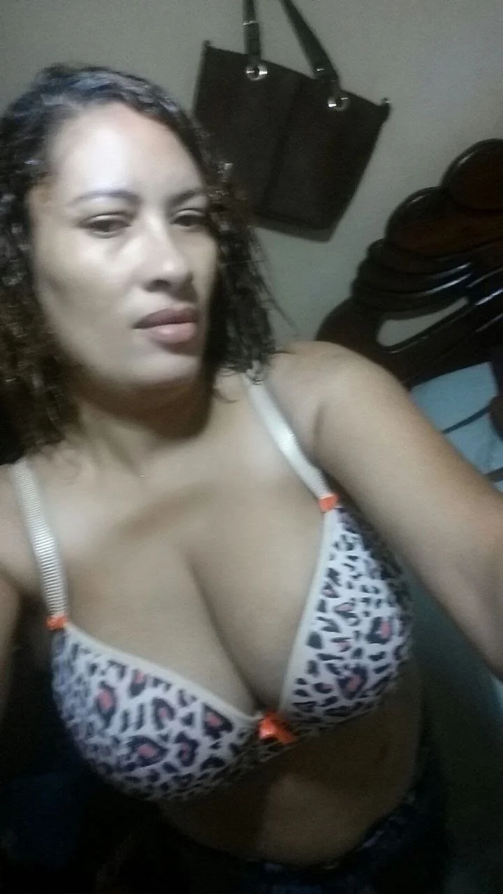 Diz ser crente no off e uma putinha image 8