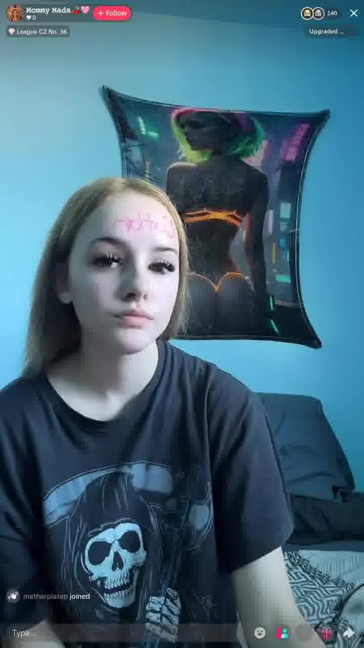 tiktok live ass and handstand slip image 2