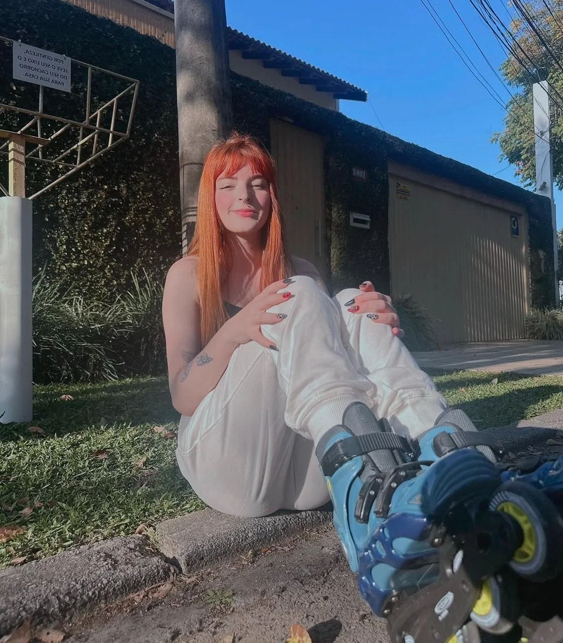 Vídeos vazados, novinha mostrando o bucetão e enfiando o brinquedinho favorito . image 2
