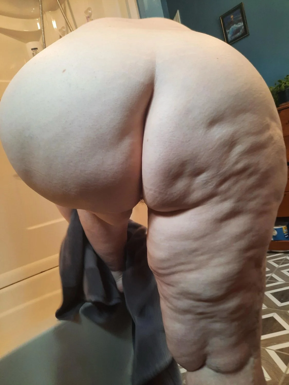 Granny fat ass QOS image 14