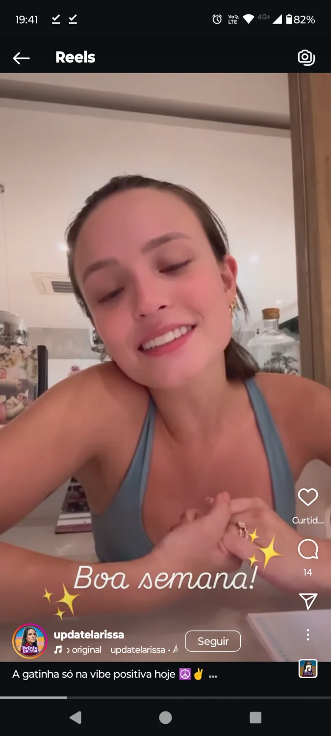 Larissa Manoela exibida mostrando axilas image 10