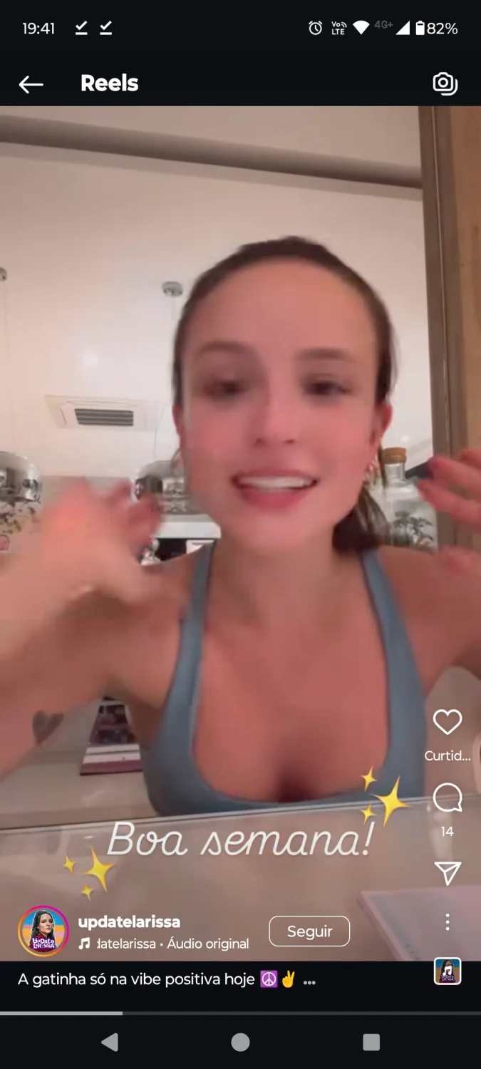 Larissa Manoela exibida mostrando axilas image 13