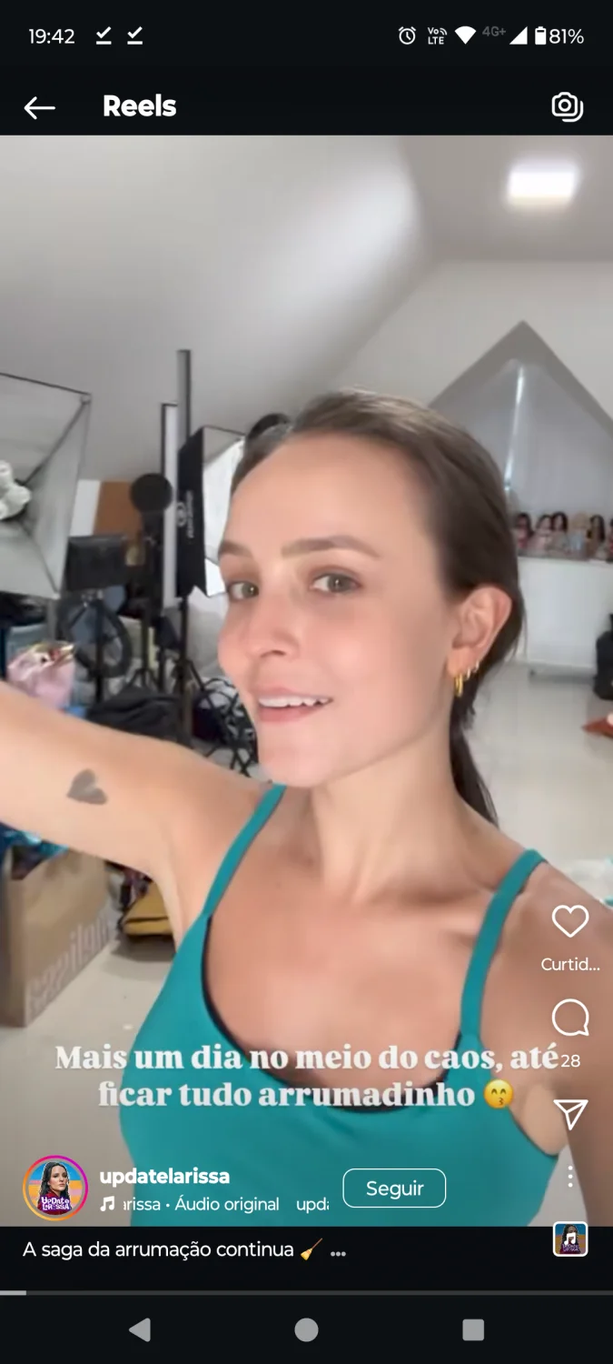 Larissa Manoela exibida mostrando axilas image 2
