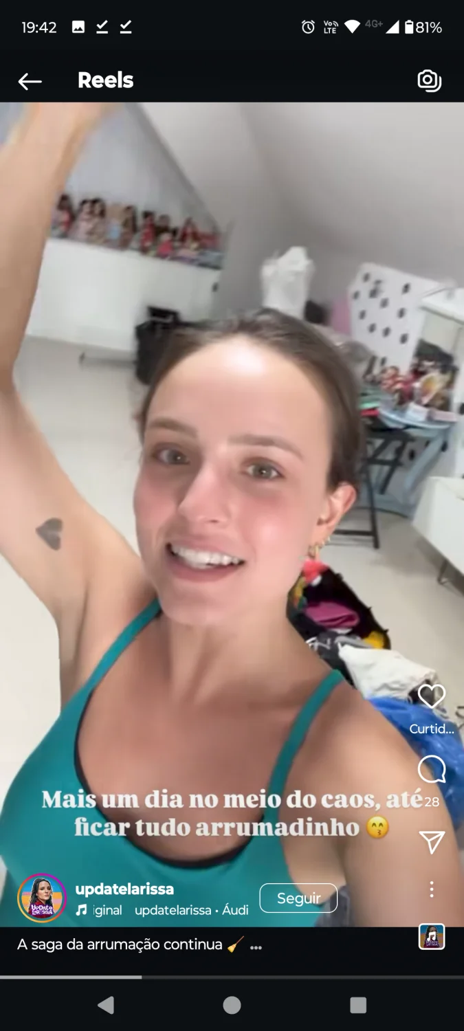 Larissa Manoela exibida mostrando axilas image 24