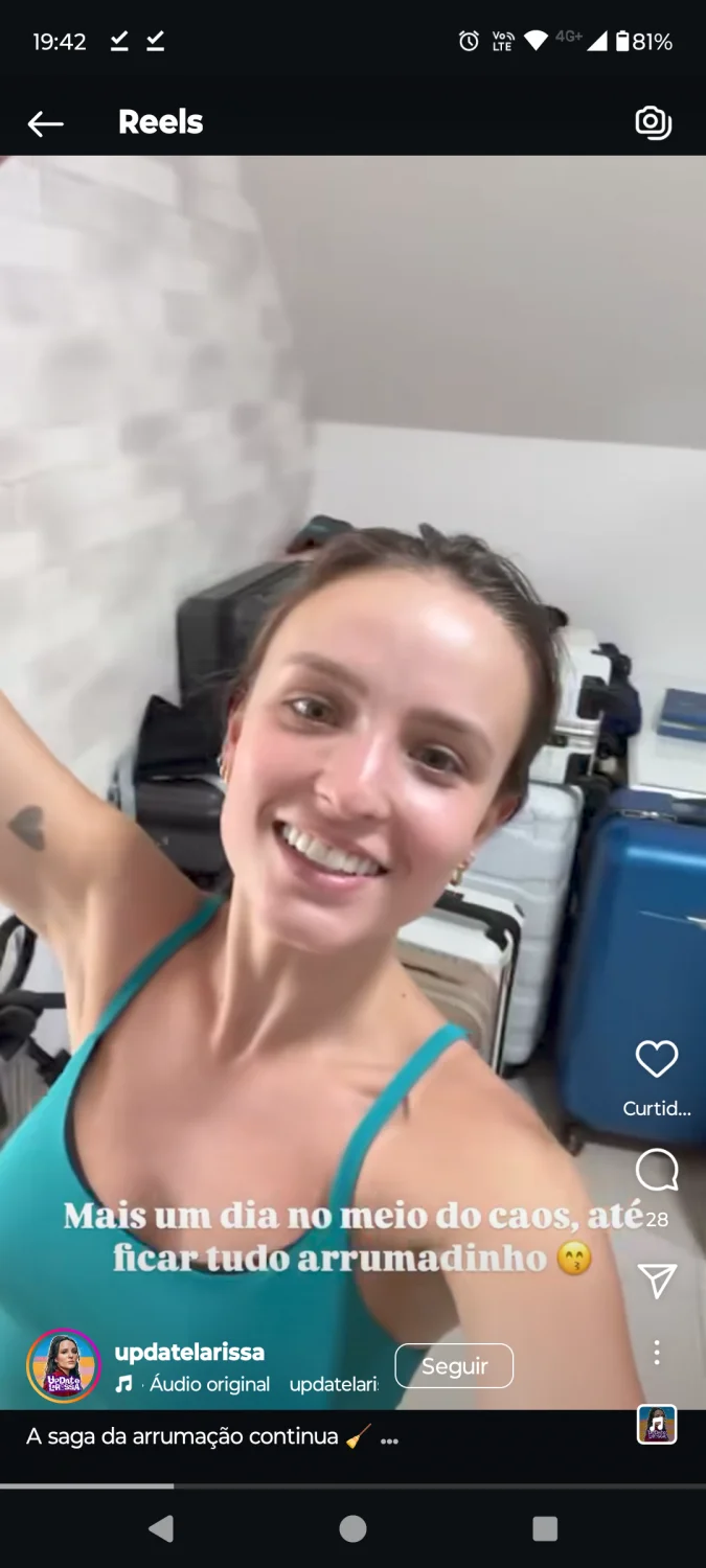 Larissa Manoela exibida mostrando axilas image 27