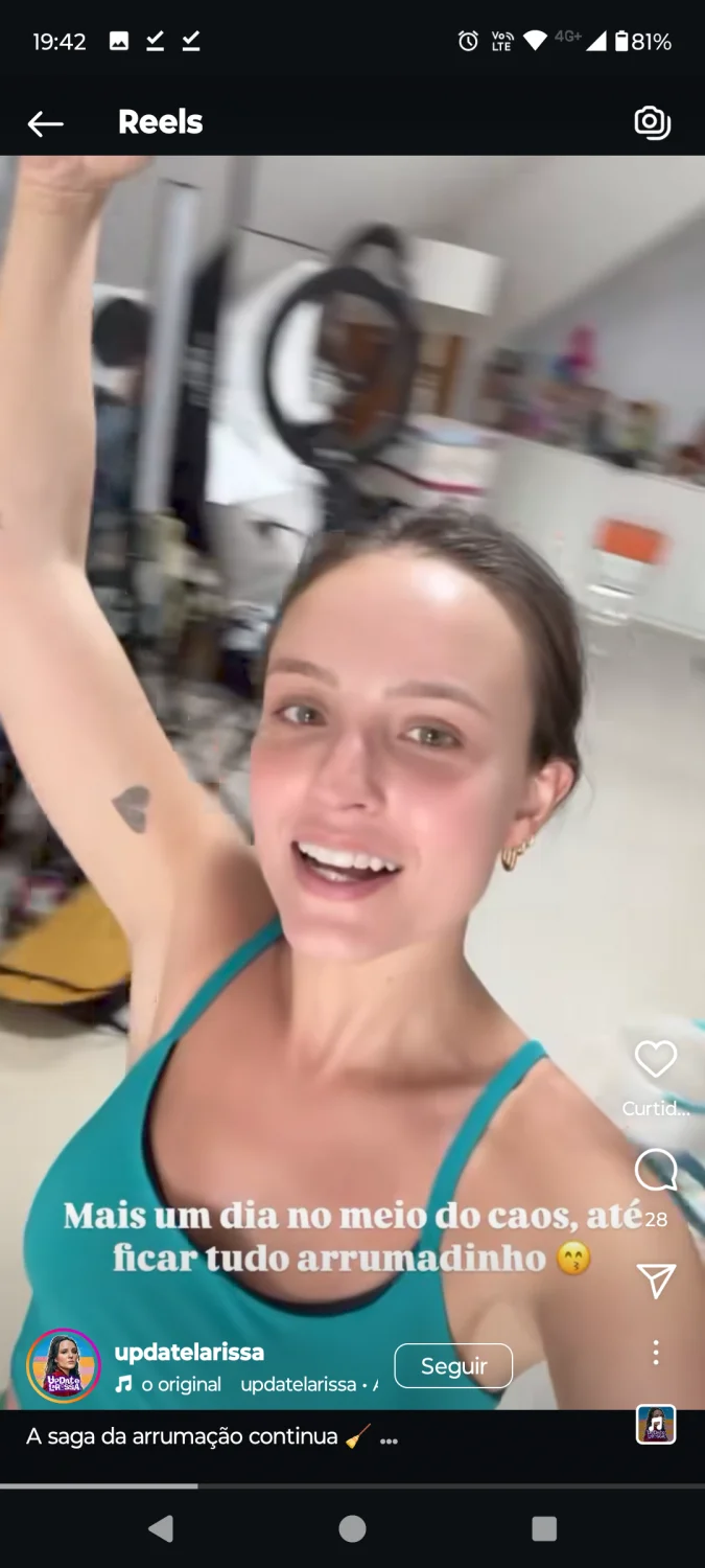 Larissa Manoela exibida mostrando axilas image 7