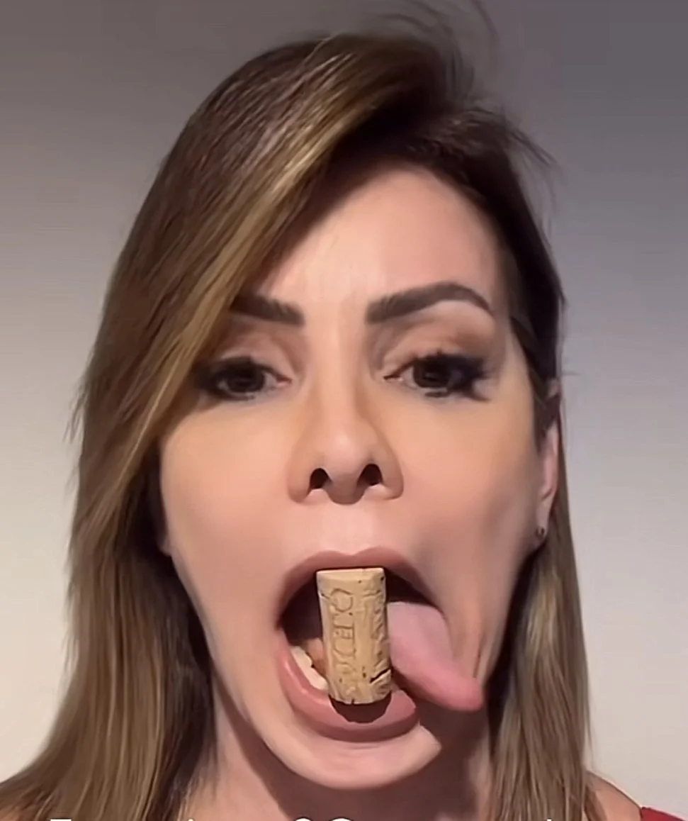 Fonoaudióloga mostrando os exercícios enquanto eu batia a punheta. image 18