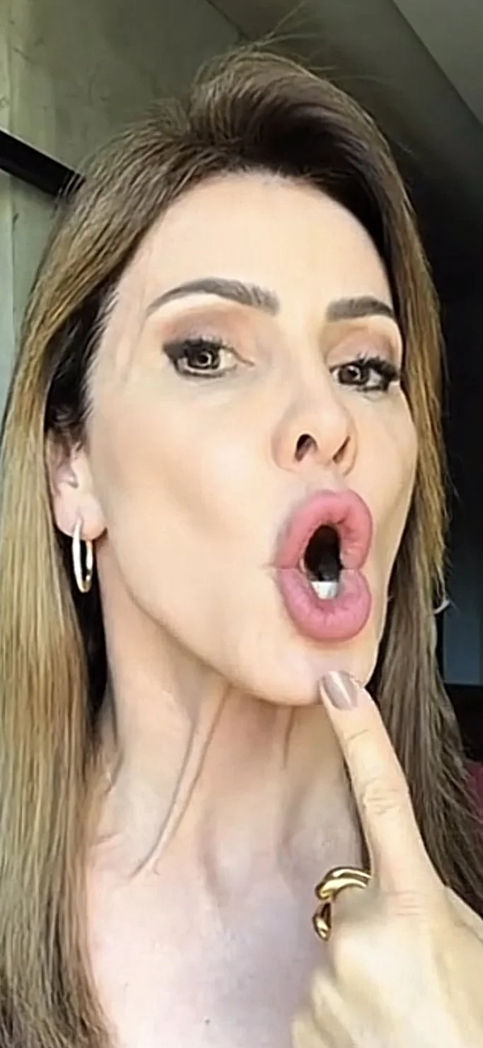 Fonoaudióloga mostrando os exercícios enquanto eu batia a punheta. image 20