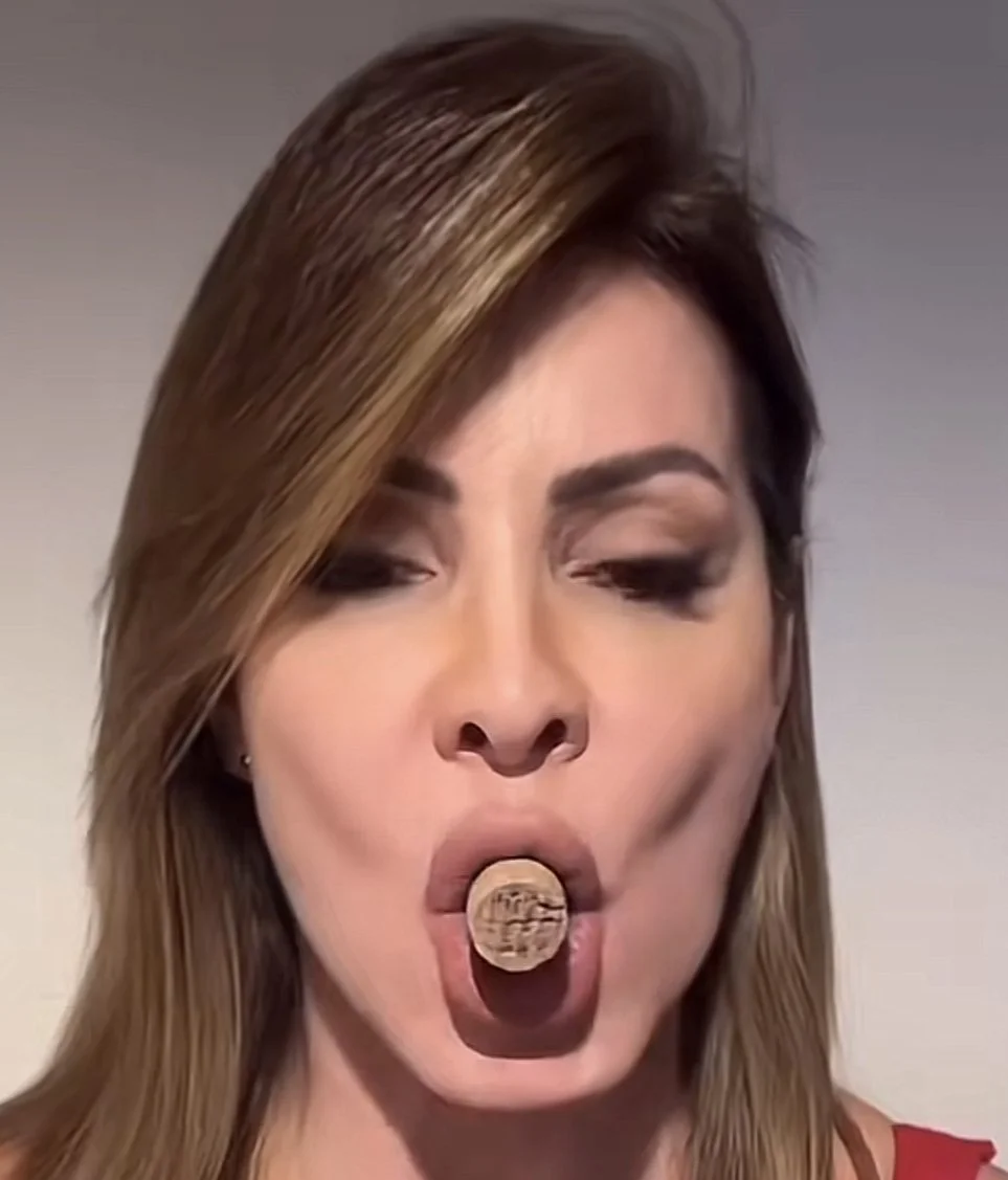 Fonoaudióloga mostrando os exercícios enquanto eu batia a punheta. image 21