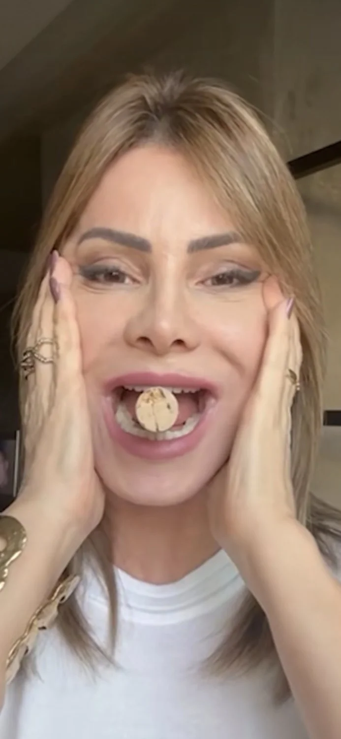 Fonoaudióloga mostrando os exercícios enquanto eu batia a punheta. image 8