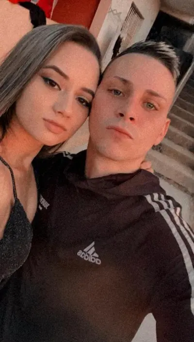 Namorado levou o amigo pra macetar junto namorada novinha loirinha cover image