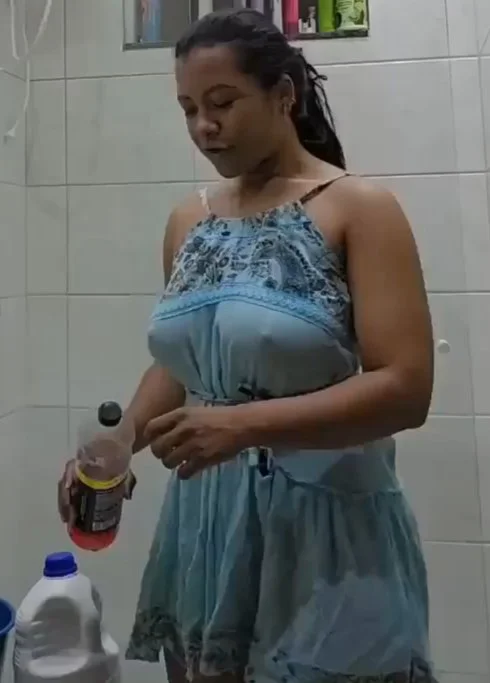 Coroa peituda mãe se exibindo lavando o banheiro com os faróis acesos da camisola transparente main image
