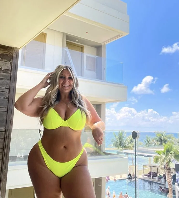 Gorgeous Thick PAWG is built to fuck main image
