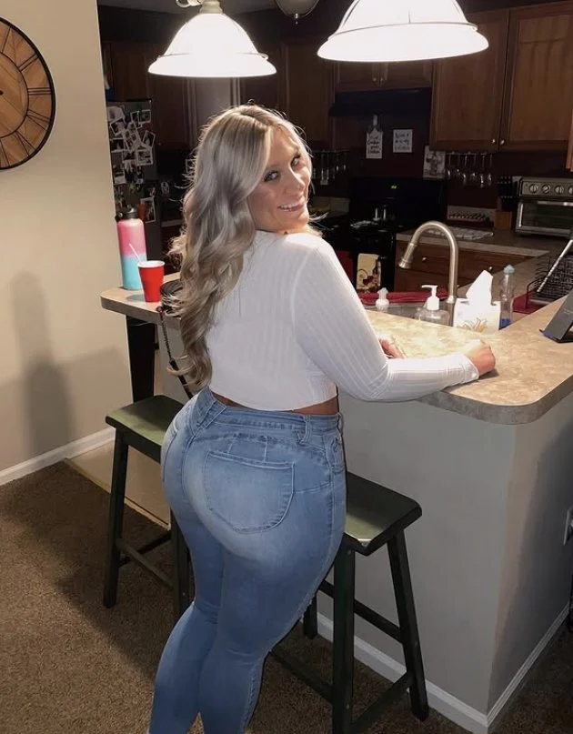 Gorgeous Thick PAWG is built to fuck image 4