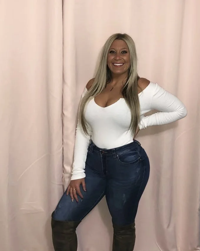 Gorgeous Thick PAWG is built to fuck image 7