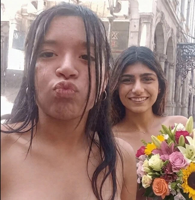 Mi querida hermana con mia Khalifa 🤭🤭 main image